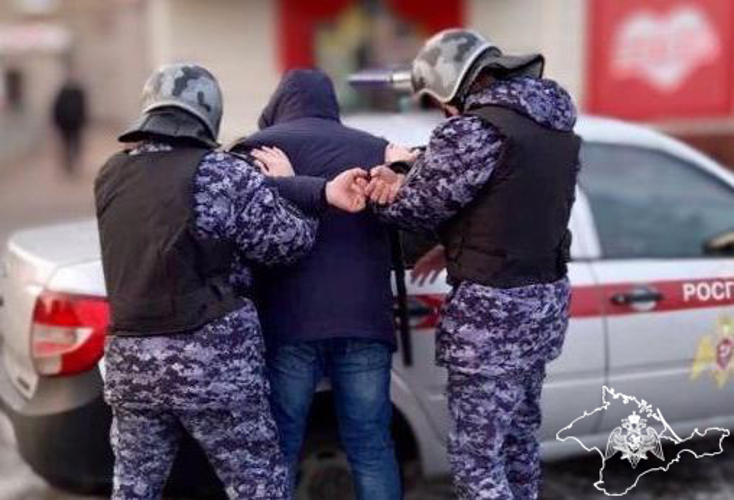 ПОДОЗРЕВАЕМОГО В УЛИЧНОМ ГРАБЕЖЕ ЗАДЕРЖАЛИ РОСГВАРДЕЙЦЫ В ФЕОДОСИИ