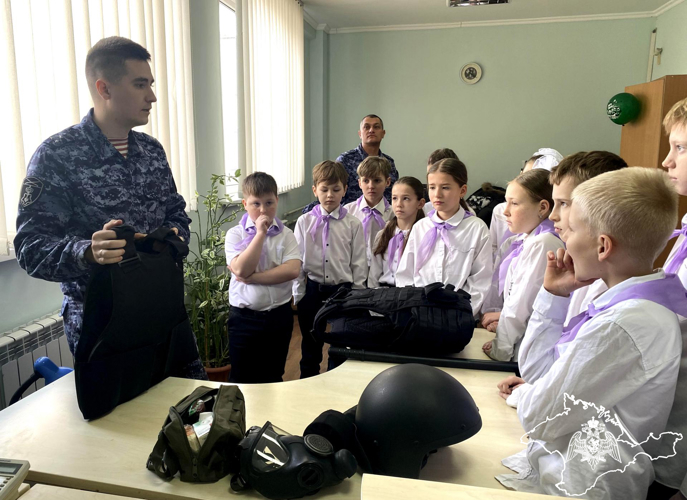 В СИМФЕРОПОЛЕ СОТРУДНИКИ КРЫМСКОЙ ВНЕВЕДОМСТВЕННОЙ ОХРАНЫ РОСГВАРДИИ ПРОВЕЛИ ДЕНЬ ОТКРЫТЫХ ДВЕРЕЙ ДЛЯ ШКОЛЬНИКОВ