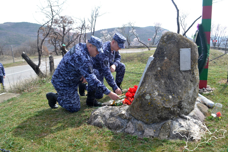 В КРЫМУ РОСГВАРДЕЙЦЫ ПОЧТИЛИ ПАМЯТЬ БОЙЦОВ НКВД