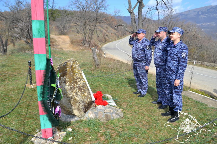 В КРЫМУ РОСГВАРДЕЙЦЫ ПОЧТИЛИ ПАМЯТЬ БОЙЦОВ НКВД
