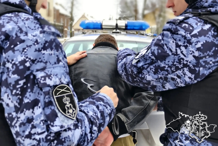 В пригороде Симферополя росгвардейцы задержали по горячим следам мужчину, который совершил грабеж в магазине