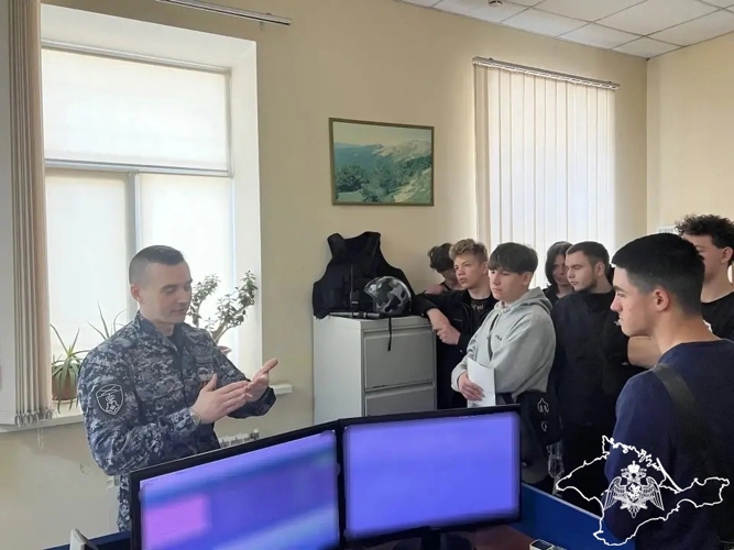 В Симферополе росгвардейцы провели День открытых дверей для студентов