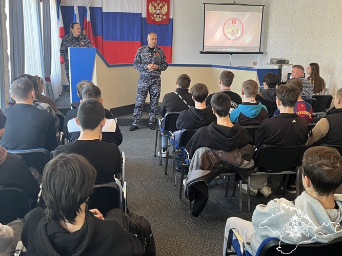 Сотрудники крымской вневедомственной охраны Росгвардии провели День открытых дверей для студентов колледжа в Симферополе