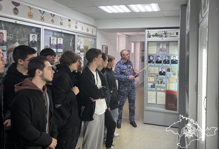 Сотрудники крымской вневедомственной охраны Росгвардии провели День открытых дверей для студентов колледжа в Симферополе